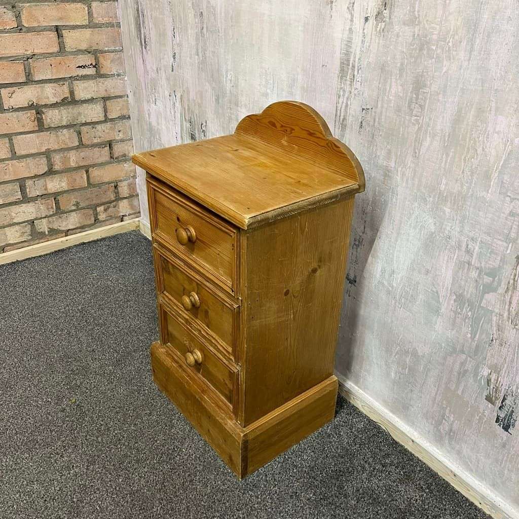 Solid Pine Bedside Of 3 Drawers Scalloped Backboard Knob Handles