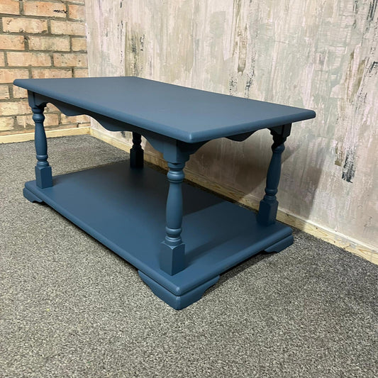 Old Charm Style Painted Coffee Table Shelf Under Turned Legs Scalloped Skirt