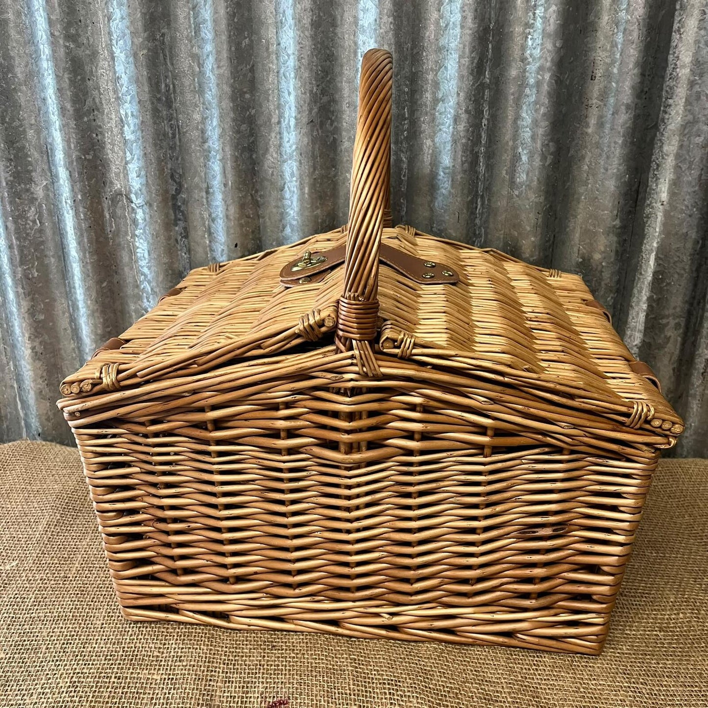Regency Hamper Cotswold Luxury Woven Basket With Handle & Fastening