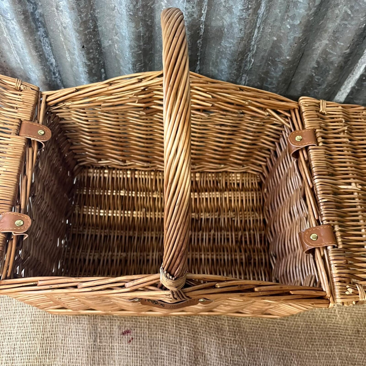 Regency Hamper Cotswold Luxury Woven Basket With Handle & Fastening