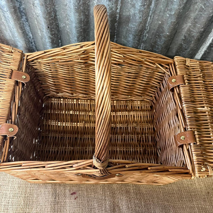 Regency Hamper Cotswold Luxury Woven Basket With Handle & Fastening
