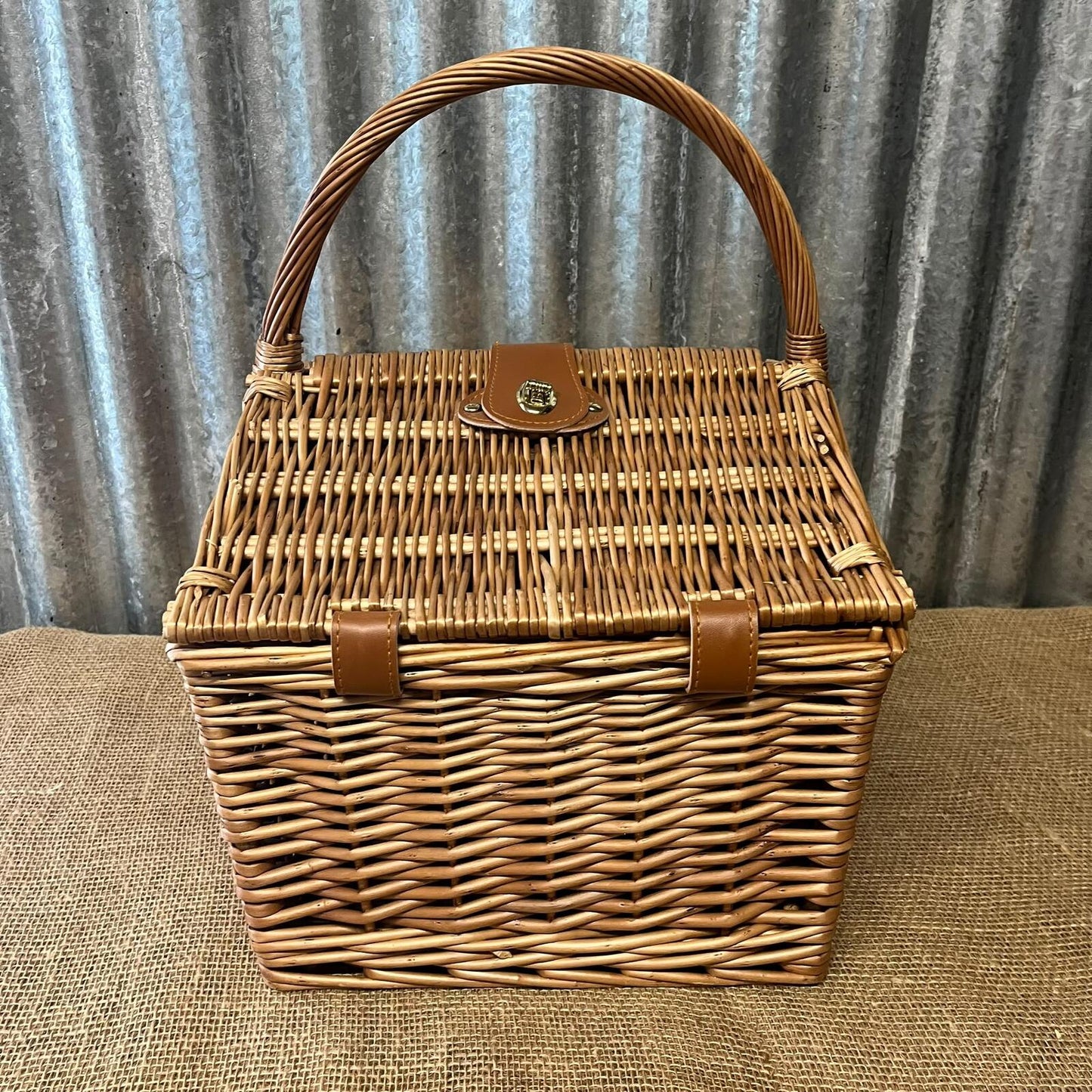 Regency Hamper Cotswold Luxury Woven Basket With Handle & Fastening