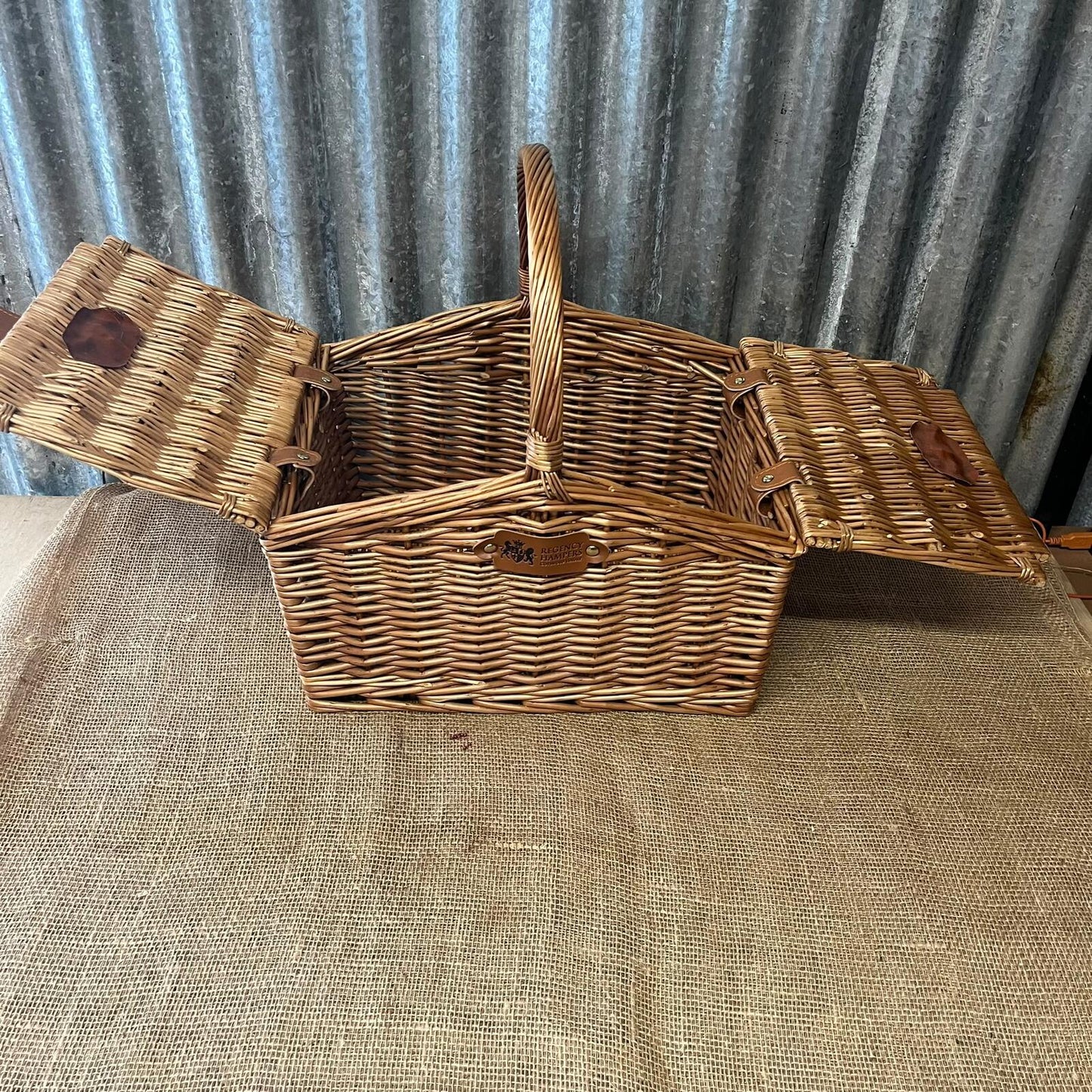 Regency Hamper Cotswold Luxury Woven Basket With Handle & Fastening