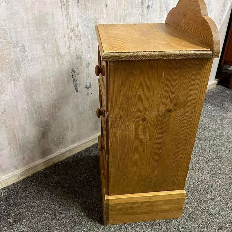 Solid Pine Bedside Of 3 Drawers Scalloped Backboard Knob Handles