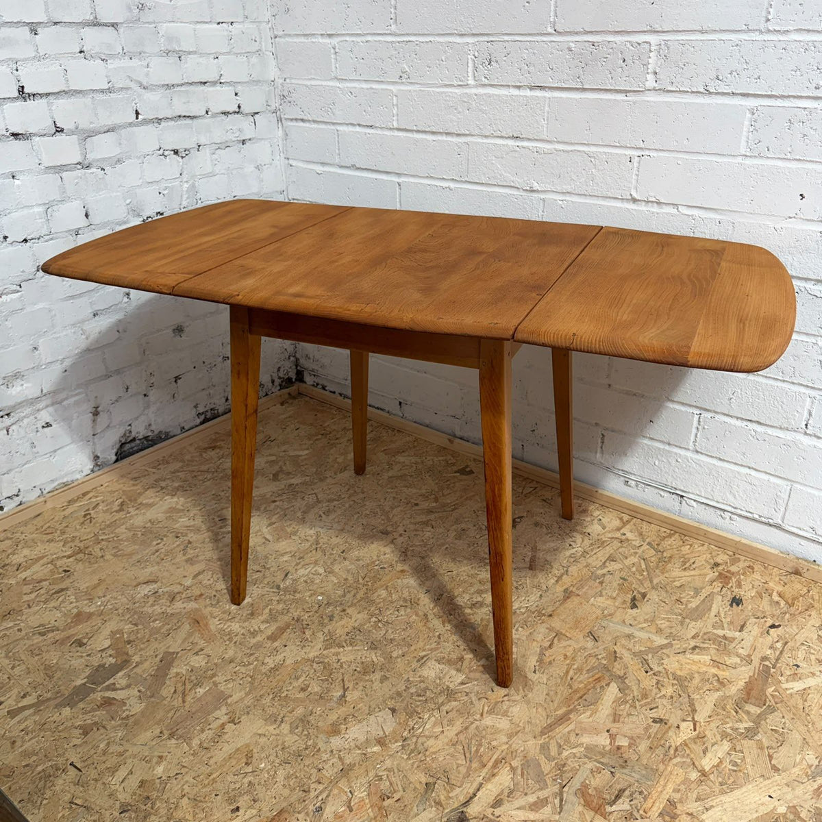Vintage Ercol Model 492 Dropleaf Gateleg Dining Kitchen Table Seats 2-6