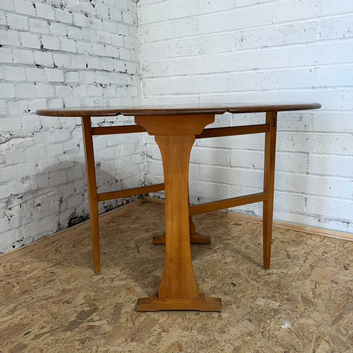 Vintage Ercol Model 610 Blonde Elm & Beech Gateleg Dropleaf Table Seats 4