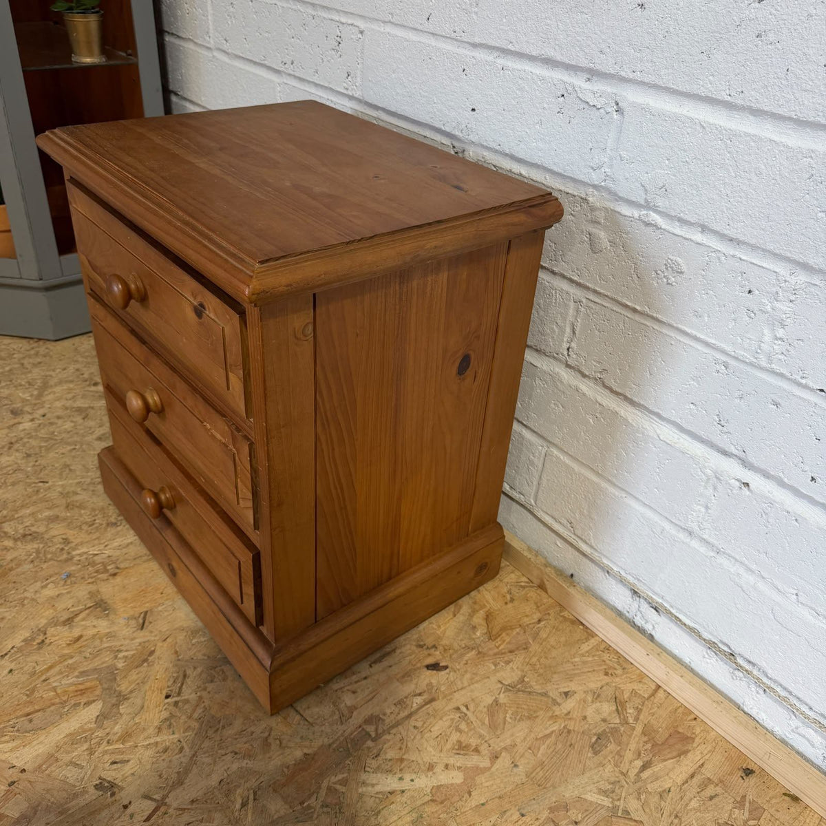 Pine 3 Drawer Bedside Cabinet Nightstand Knob Handles Plinth Great Condition