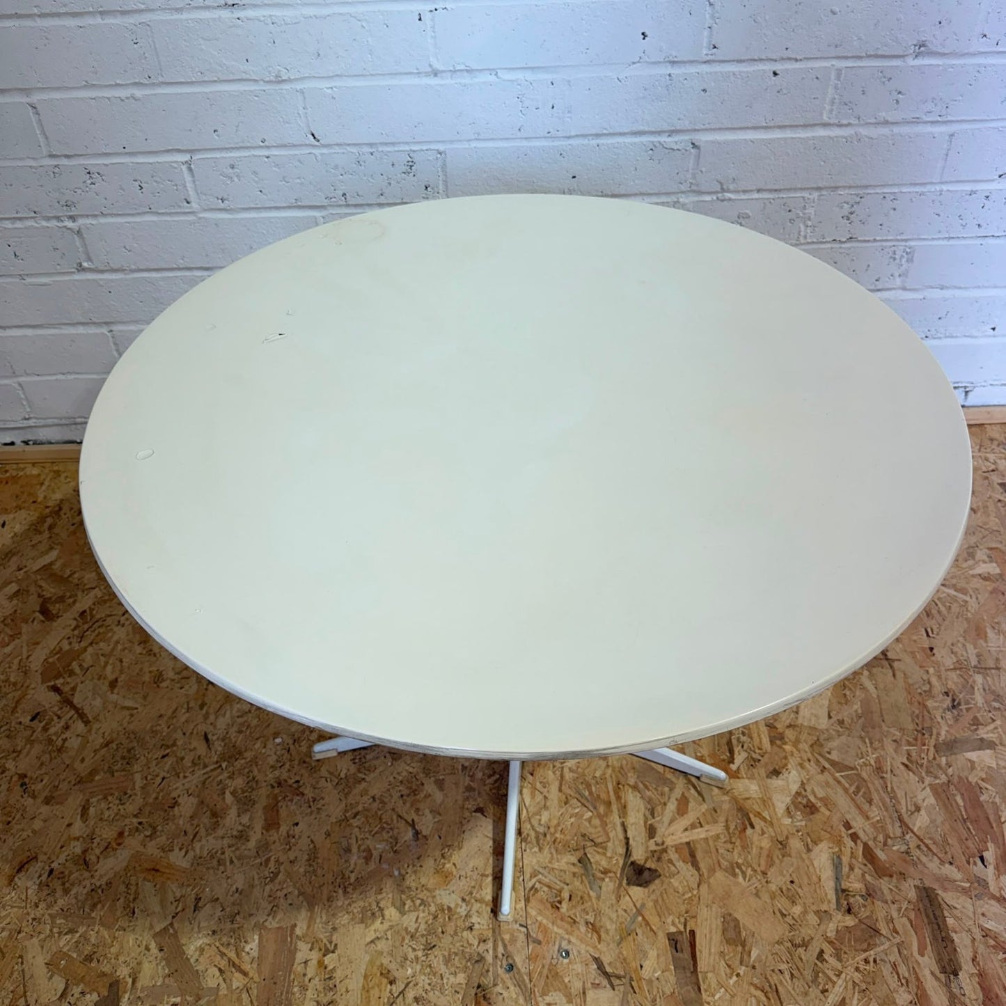 Vintage Retro White Fibre Glass Topped Table Metal Star Base Seat 4