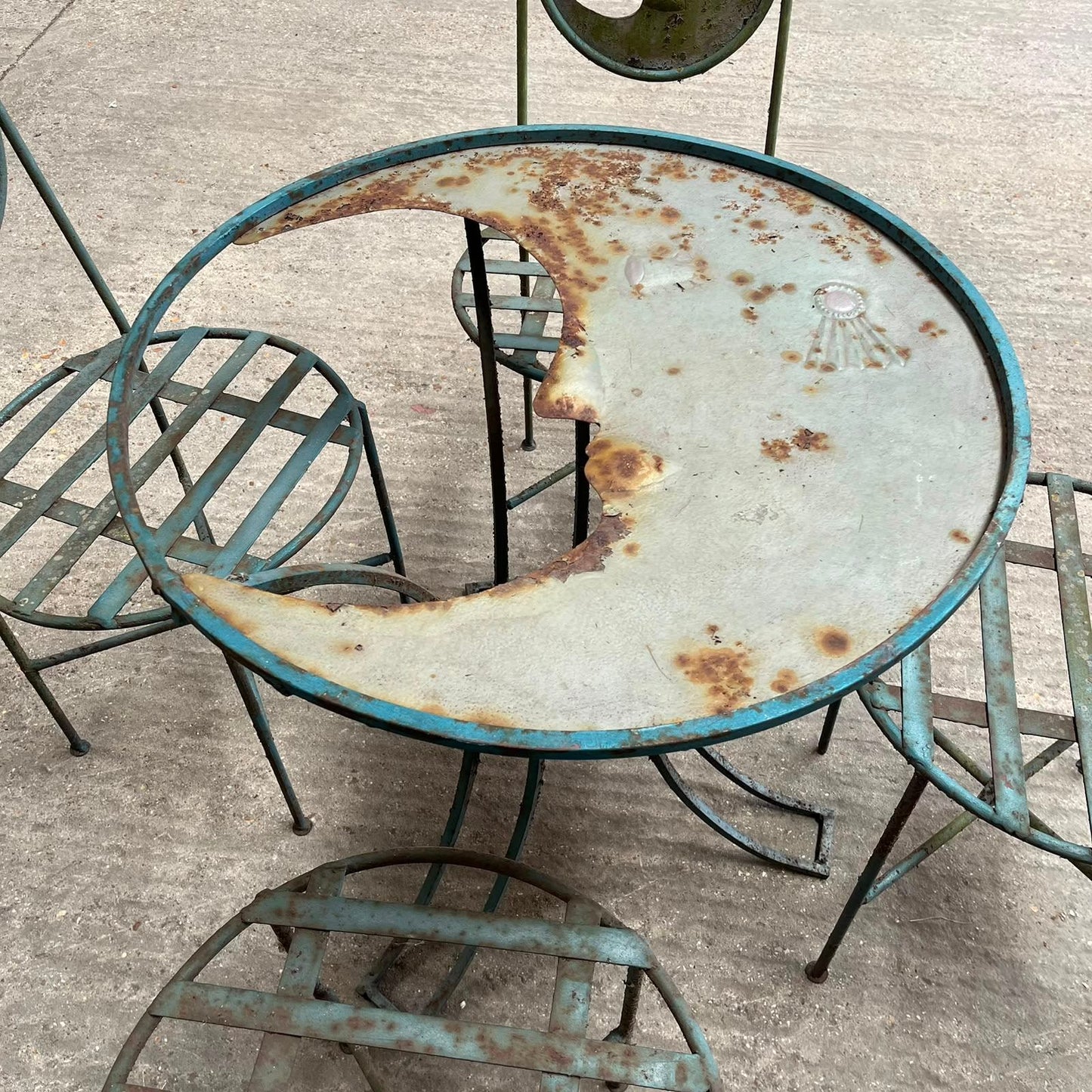 Metal Circular Garden Table & 4 Chairs With Moon Design Green Rust Great Patina