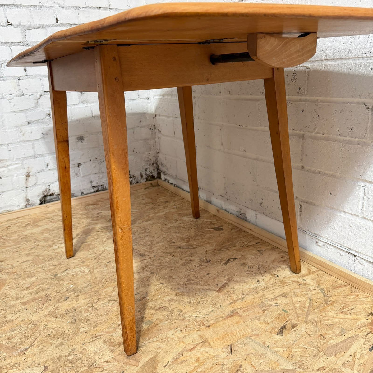 Vintage Ercol Model 492 Dropleaf Gateleg Dining Kitchen Table Seats 2-6