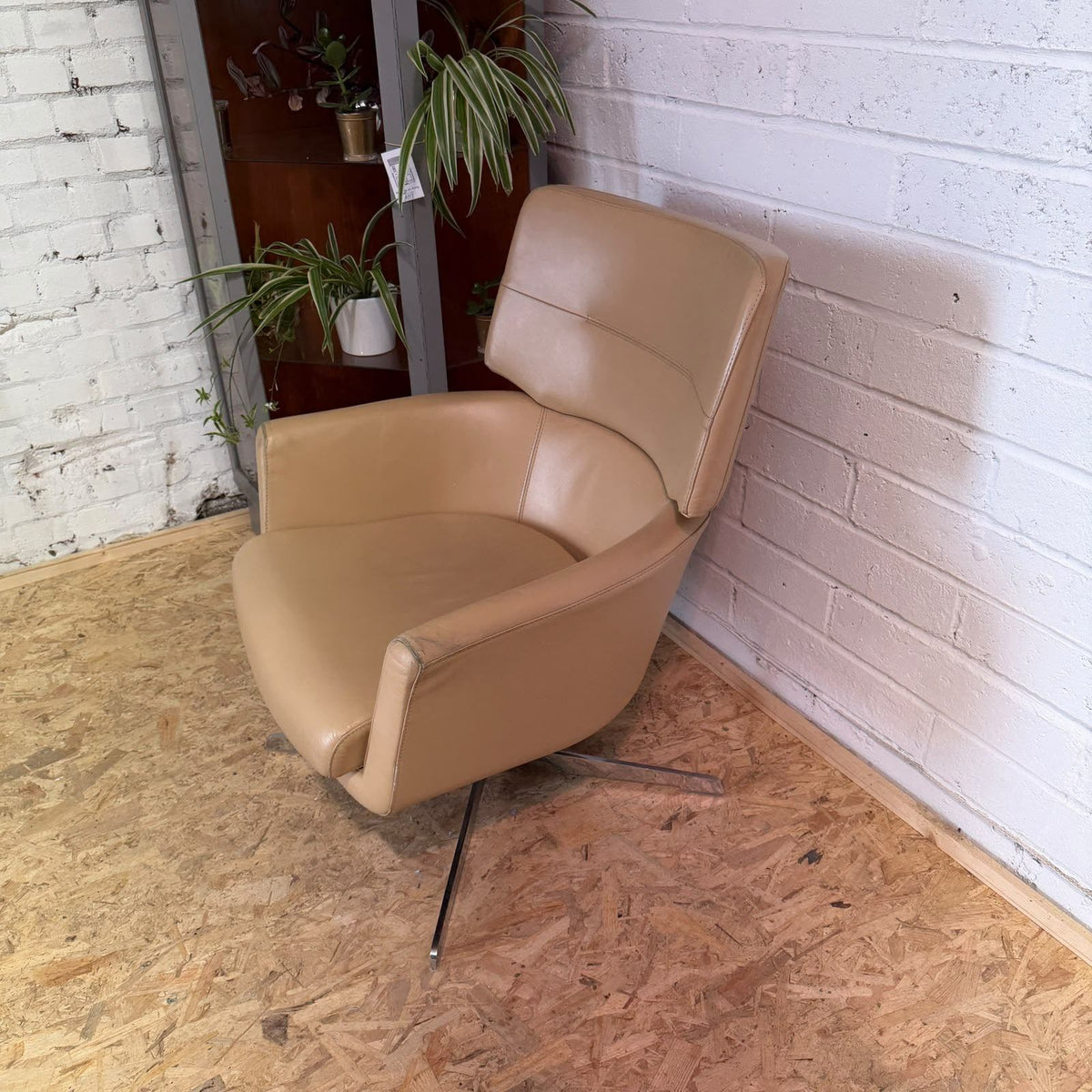 Vintage Retro Cream Leather European? Swivel Chair On Chrome Star Base Tub Shell