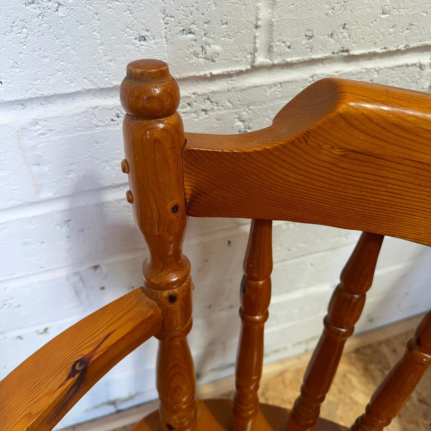 6 Pine Farmhouse Chairs 2x Carvers Varnished Turned Legs & Stretchers