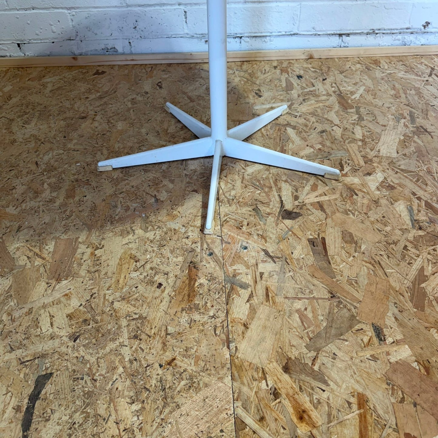Vintage Retro White Fibre Glass Topped Table Metal Star Base Seat 4