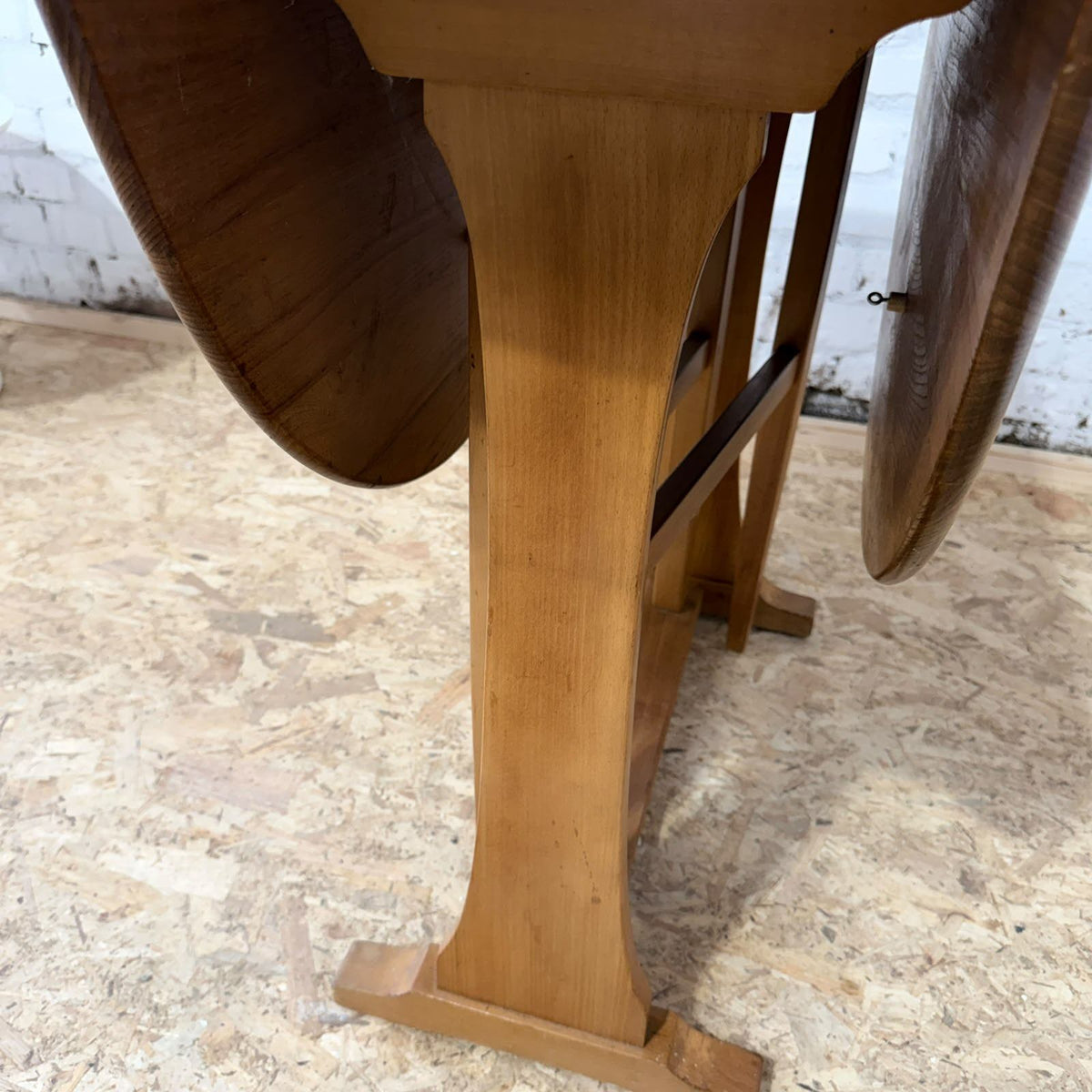 Vintage Ercol Model 610 Blonde Elm & Beech Gateleg Dropleaf Table Seats 4