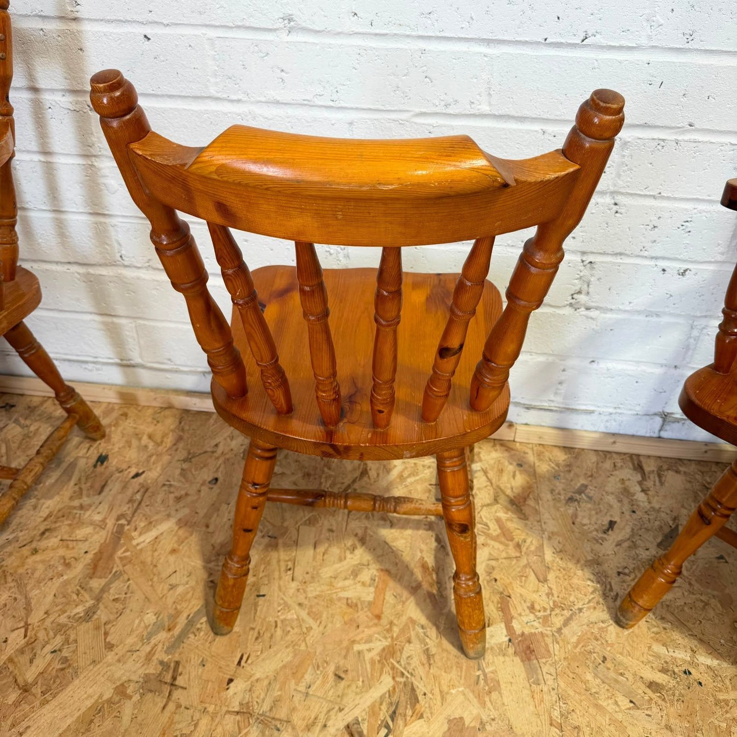 6 Pine Farmhouse Chairs 2x Carvers Varnished Turned Legs & Stretchers